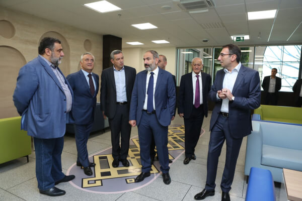 Nikol Pashinyan, Artak Hanesyan and Ruben Vardanyan in Ameria bank
